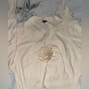 Elegant Cream Cardigan Sweater súper stretch.